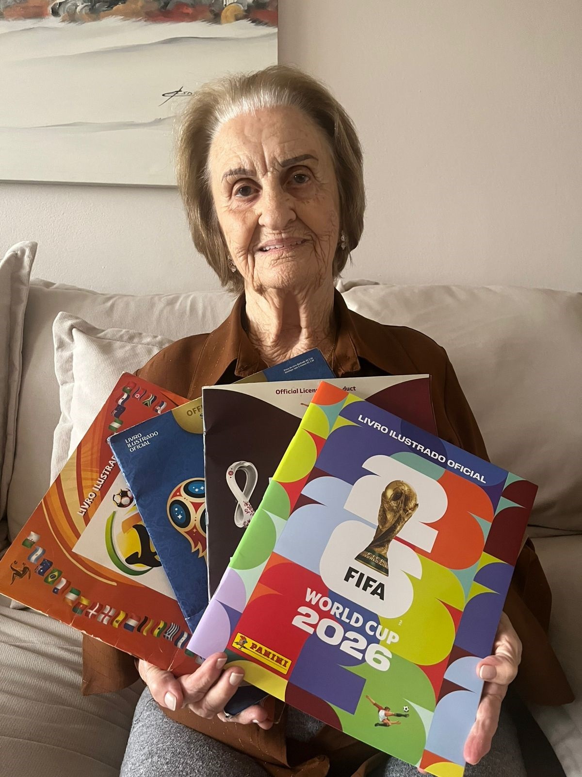 Idosa de 85 anos coleciona álbuns da Copa do Mundo e monta esquema de troca de figurinhas com as netas
