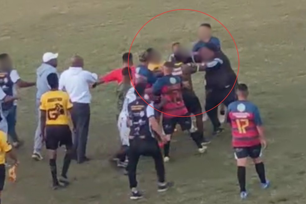 Árbitro tenta agredir jogadores em partida de futebol no interior de SP — Foto: Reprodução/A Voz do Vale