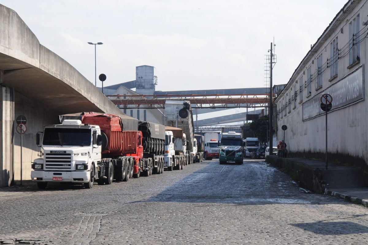 Porto de Santos abre licitação para construir condomínios logísticos com 877 vagas para caminhões