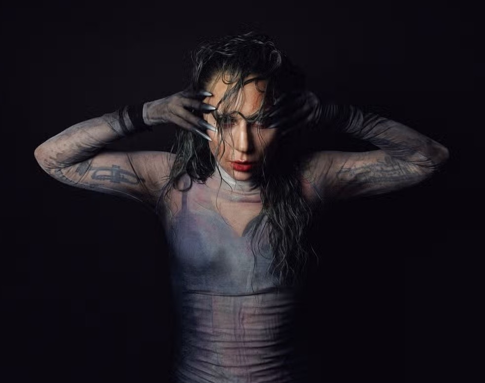 Lady Gaga em imagem promocional do single 'Disease' — Foto: Divulgação