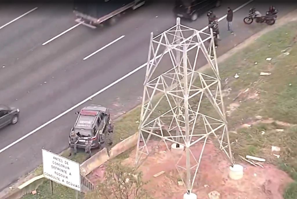Suspeito é morto pela PM durante troca de tiros na Rodovia dos Imigrantes em Diadema, Grande SP