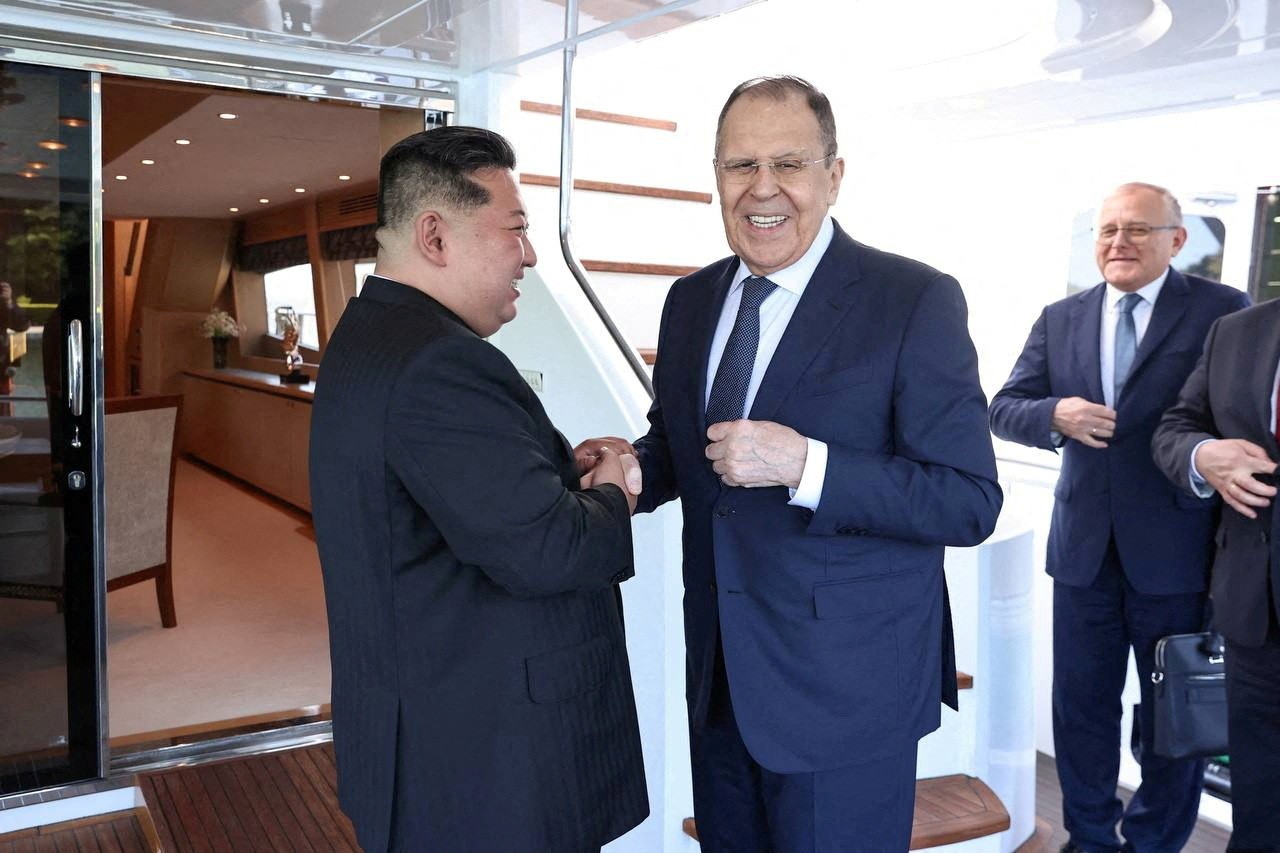 'Irmandade invencível': De braços dados com Kim Jong-un, Lavrov enaltece aliança russa com Coreia do Norte
