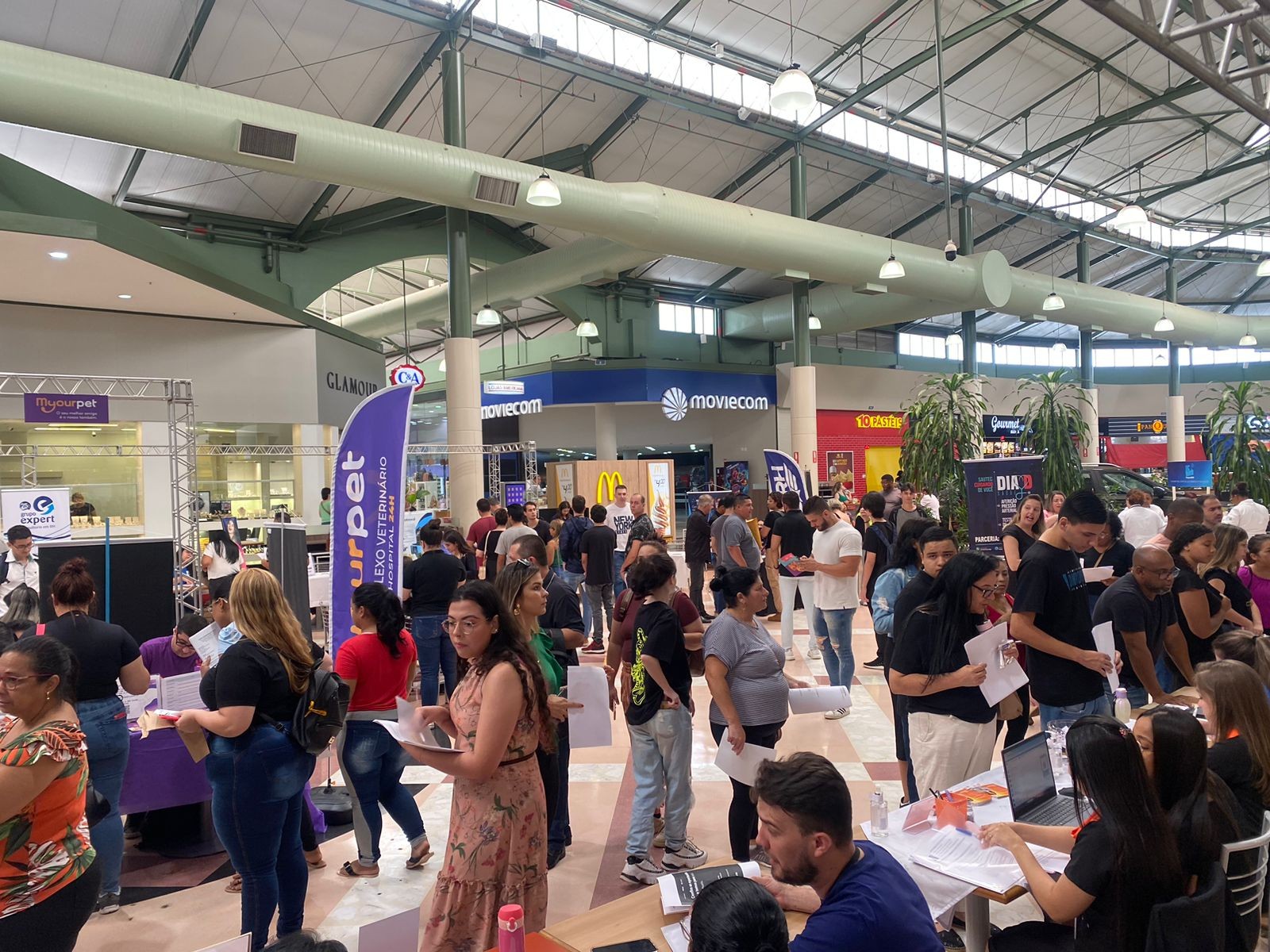 Feira de empregos reúne 100 empresas e oferece mais de mil vagas em Santa Bárbara d’Oeste