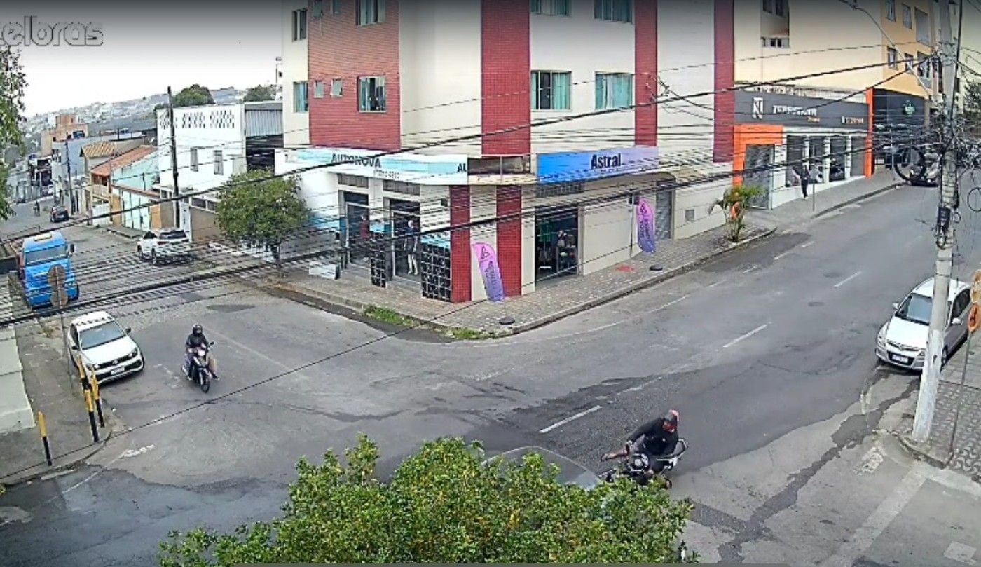 VÍDEO: Motociclista tenta evitar batida, derrapa e colide com carro em cruzamento em Divinópolis