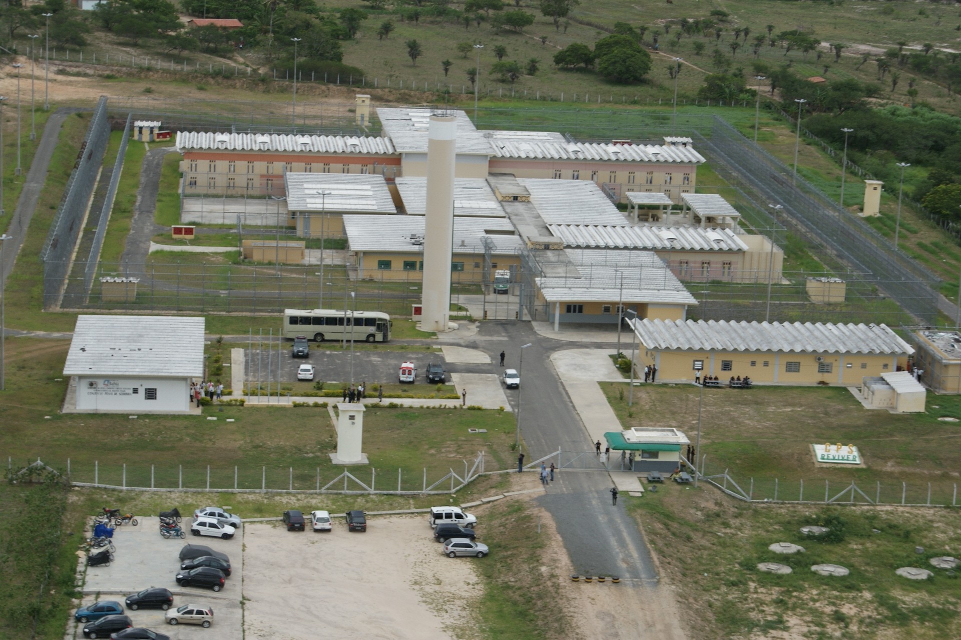 Foragida da Justiça é presa após tentar fazer visita íntima a companheiro em presídio na Bahia