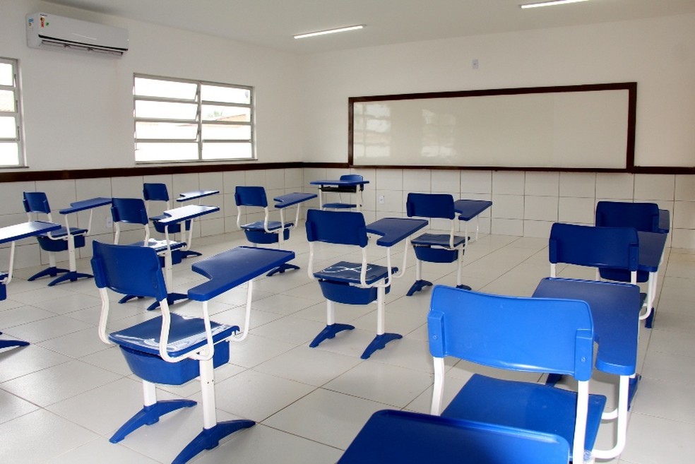 Abandono escolar no 1º ano do ensino médio cai 40% de 2024 a 2025, diz Censo