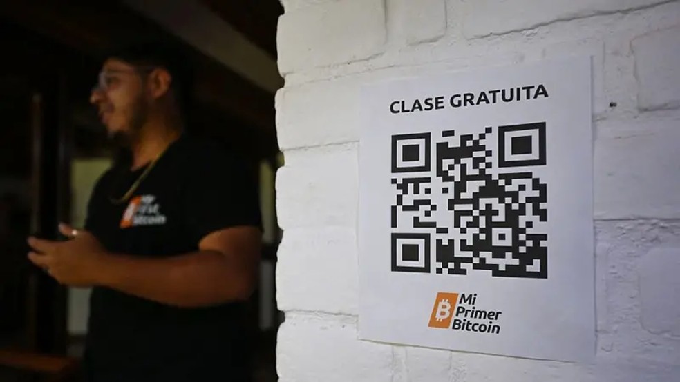 "Mesmo quando um governo concentra muito poder, não consegue obrigar a população a adotar uma moeda", diz Mow — Foto: AFP via Getty Images