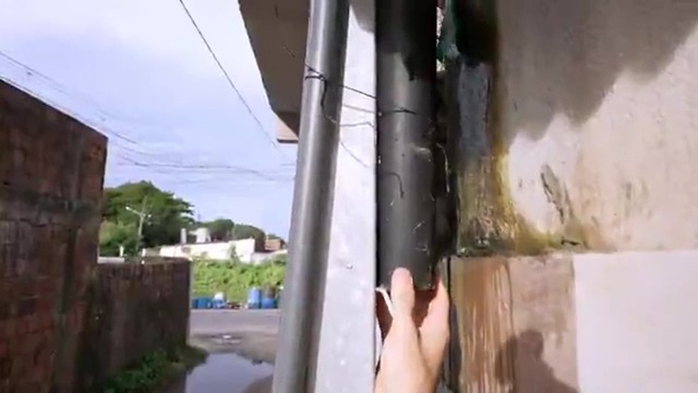 Operação encontra câmera do tráfico em poste e repórter reage: 'não é possível' — Foto: Reprodução/TV Globo