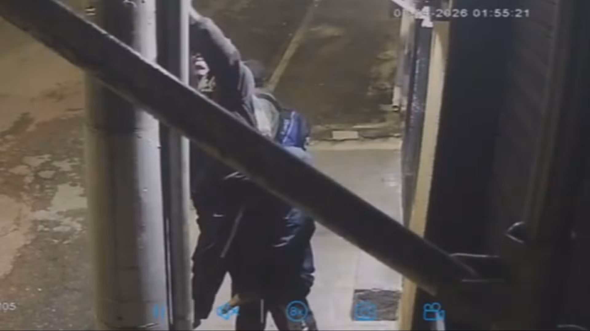 Câmeras flagram homens furtando fiação em BH; veja vídeo