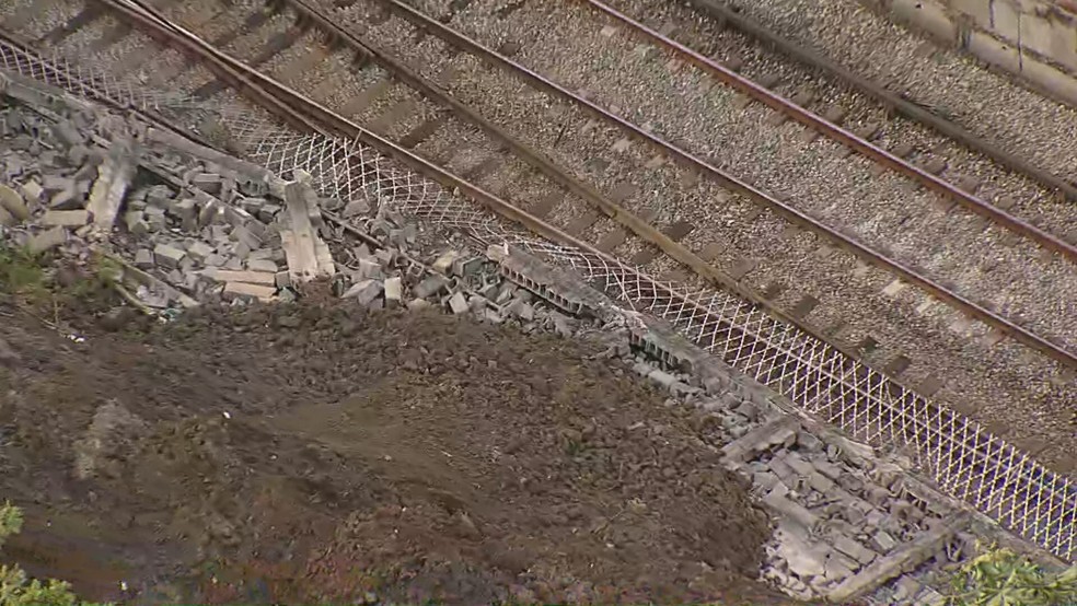 Muro desaba em cima dos trilhos da Linha 2 do metrô do Rio de Janeiro — Foto: Reprodução/ TV Globo
