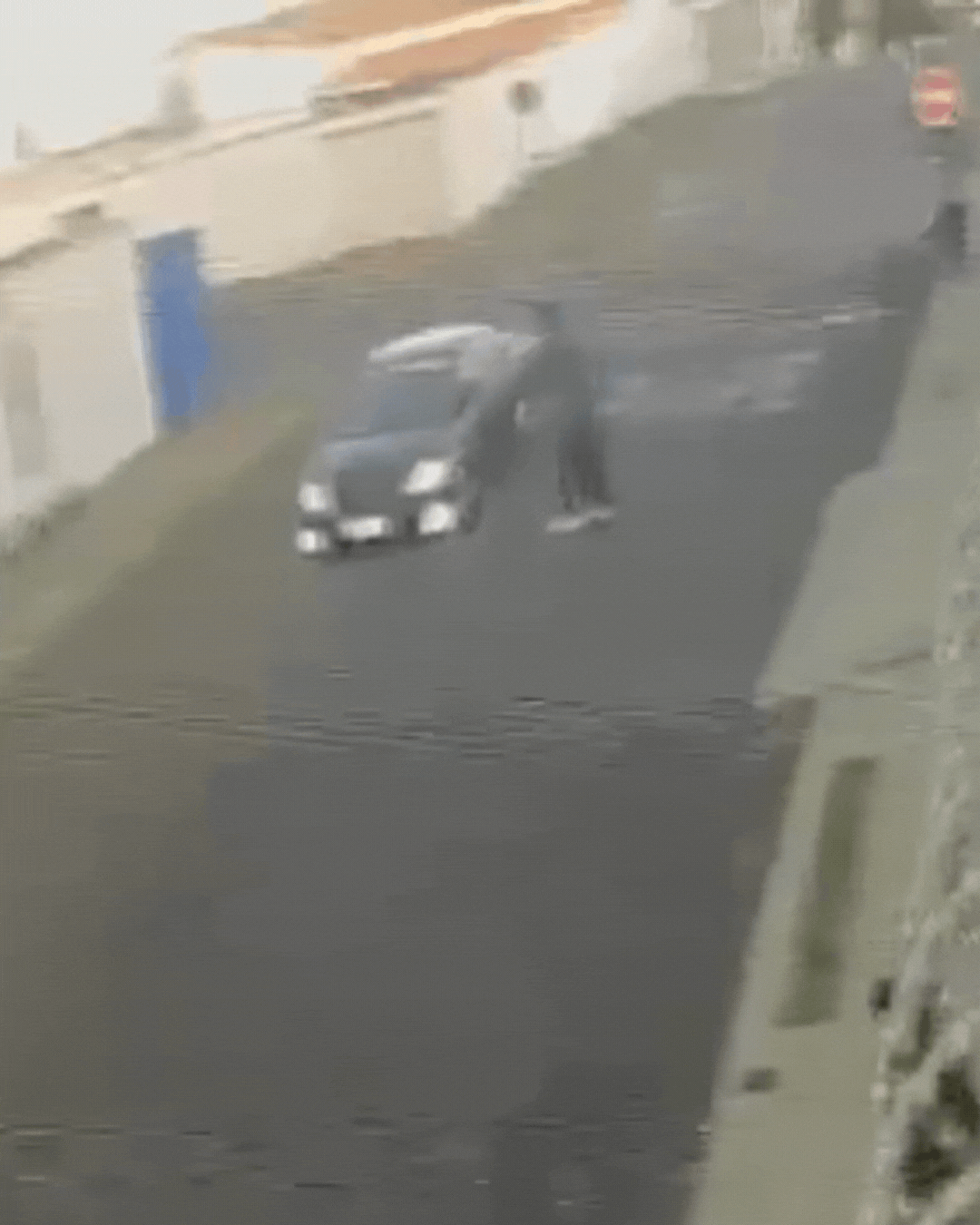 VÍDEO: Homem chuta cachorro de criança e porta de carro e é agredido pelo motorista em MG