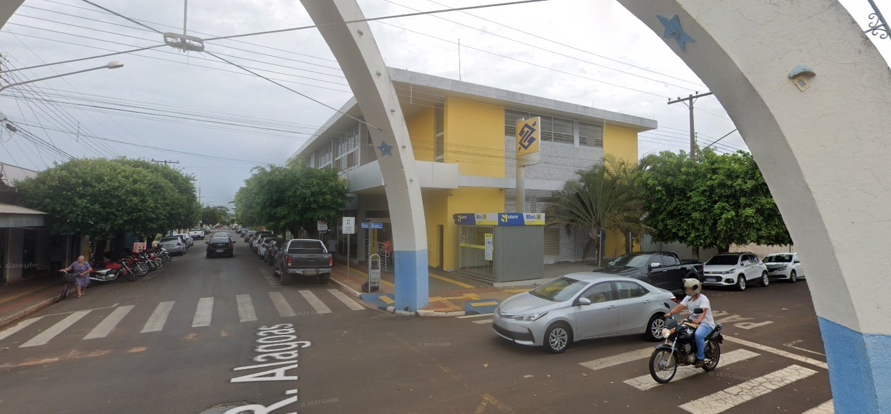 Homem é preso após invadir agência bancária no interior de SP usando placa de sinalização de trânsito para tentar estourar caixas eletrônicos