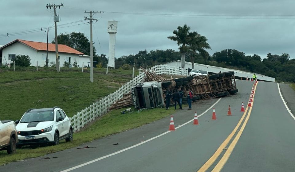 Carreta carregada de madeira tomba em rodovia de Porangaba; motorista teve ferimentos leves