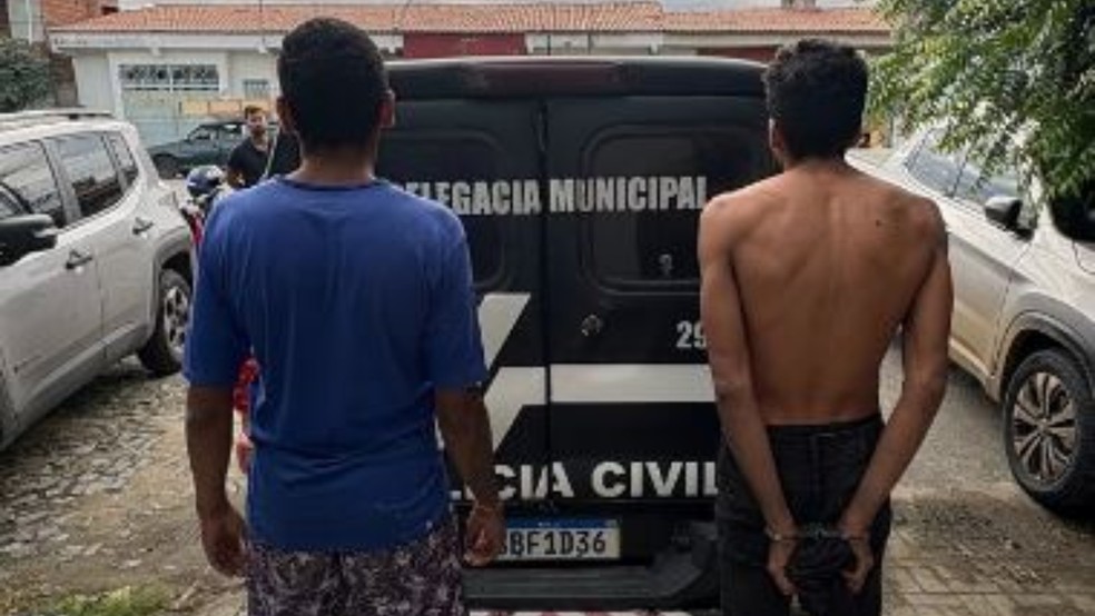 Dupla é presa em Ibaretama, no interior do Ceará, por suspeita de aplicar golpes com perfil falso de venda de celulares. — Foto: Polícia Civil/ Divulgação