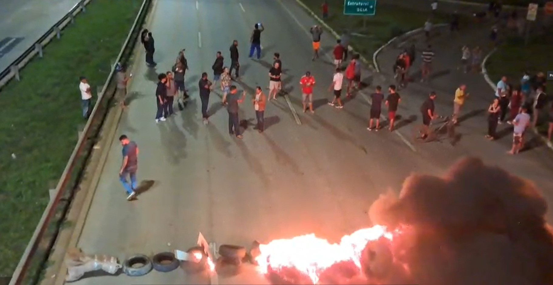 Moradores do 26 de Setembro fecham via Estrutural em protesto por falta de energia no DF