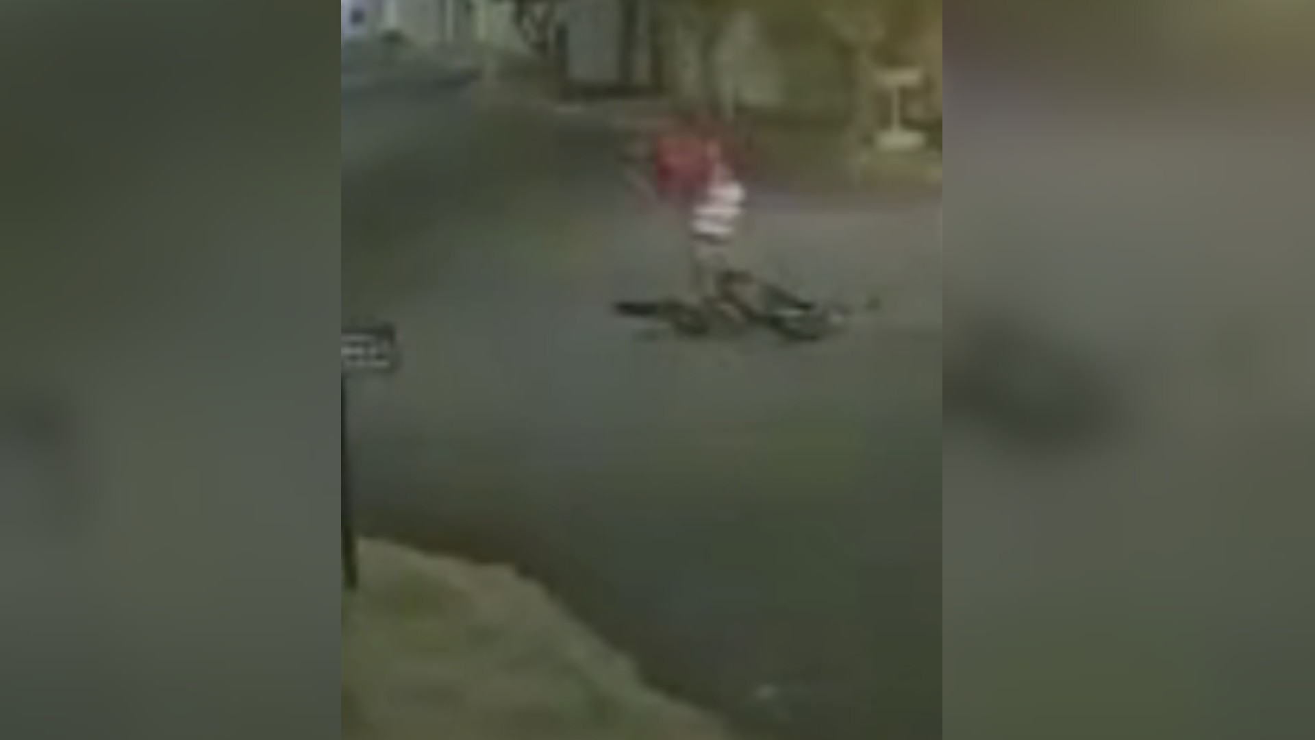 VÍDEO: Ciclista cai após batida com carro e quase é atropelado por caminhão em Uberlândia