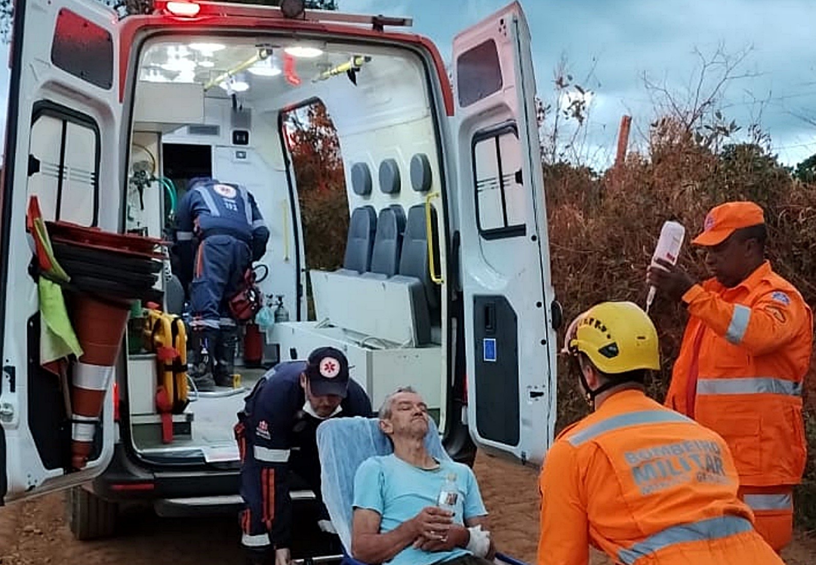 Homem leva mais de 100 picadas em ataque de abelhas na zona rural em MG