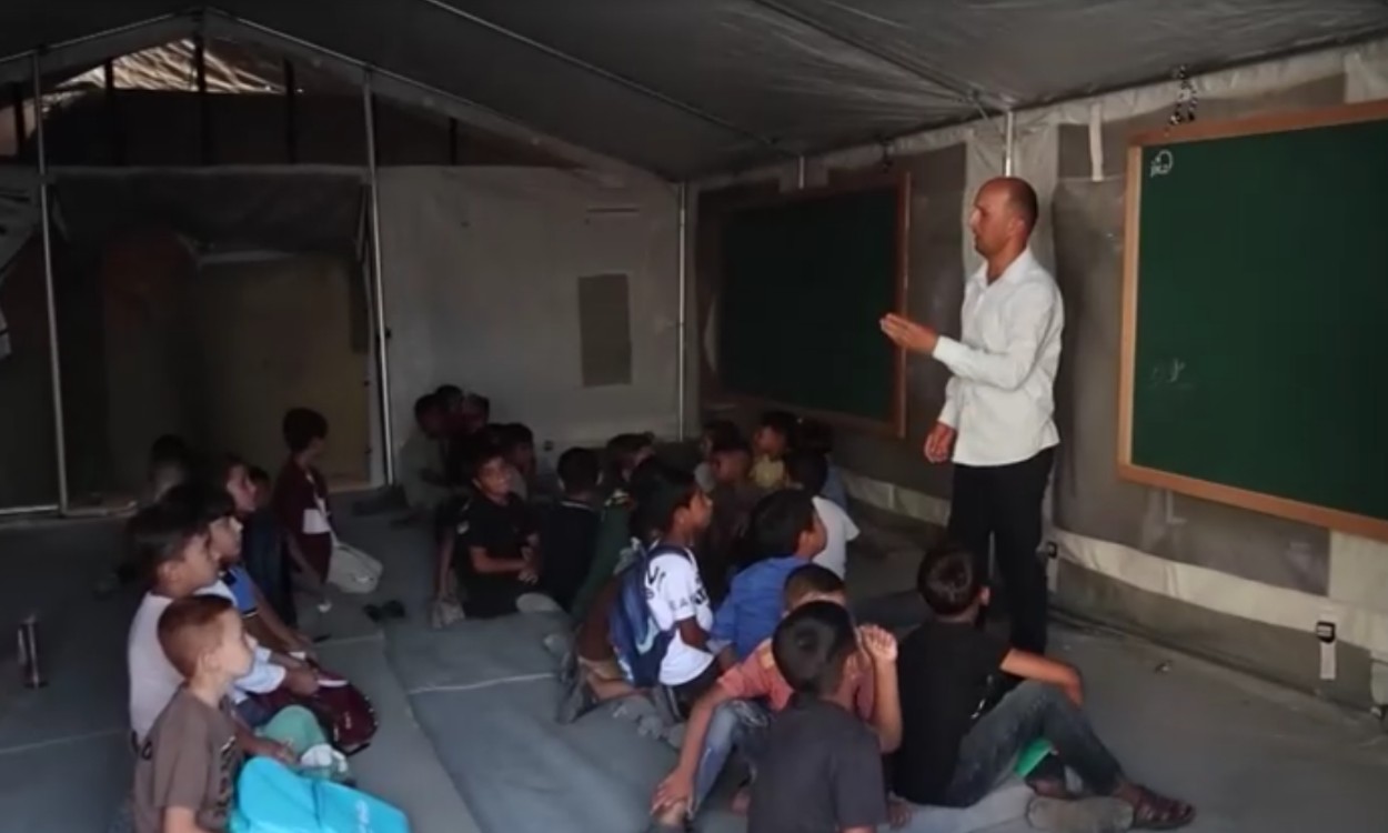 Estudantes de Gaza voltam às escolas danificadas pela guerra no início do ano letivo