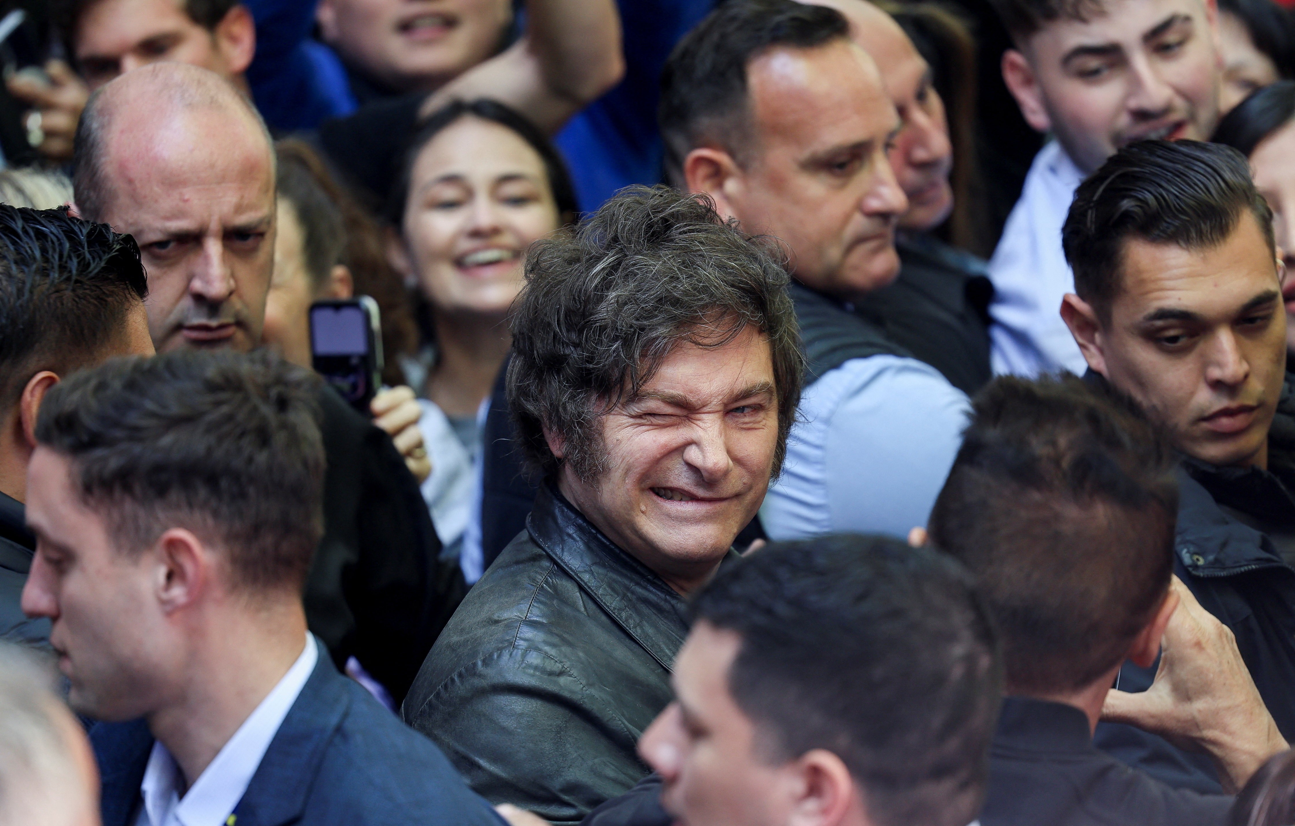 'Impactante', 'surpreendente': como a imprensa argentina retratou a vitória de Milei nas eleições legislativas