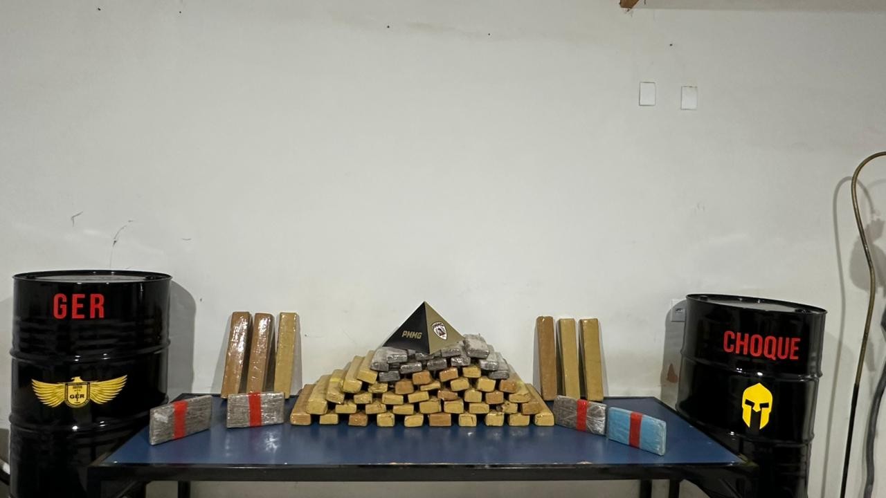 Motorista que transportava mais de 50 barras de maconha tenta fugir ao ver a PM, mas acaba preso em Montes Claros