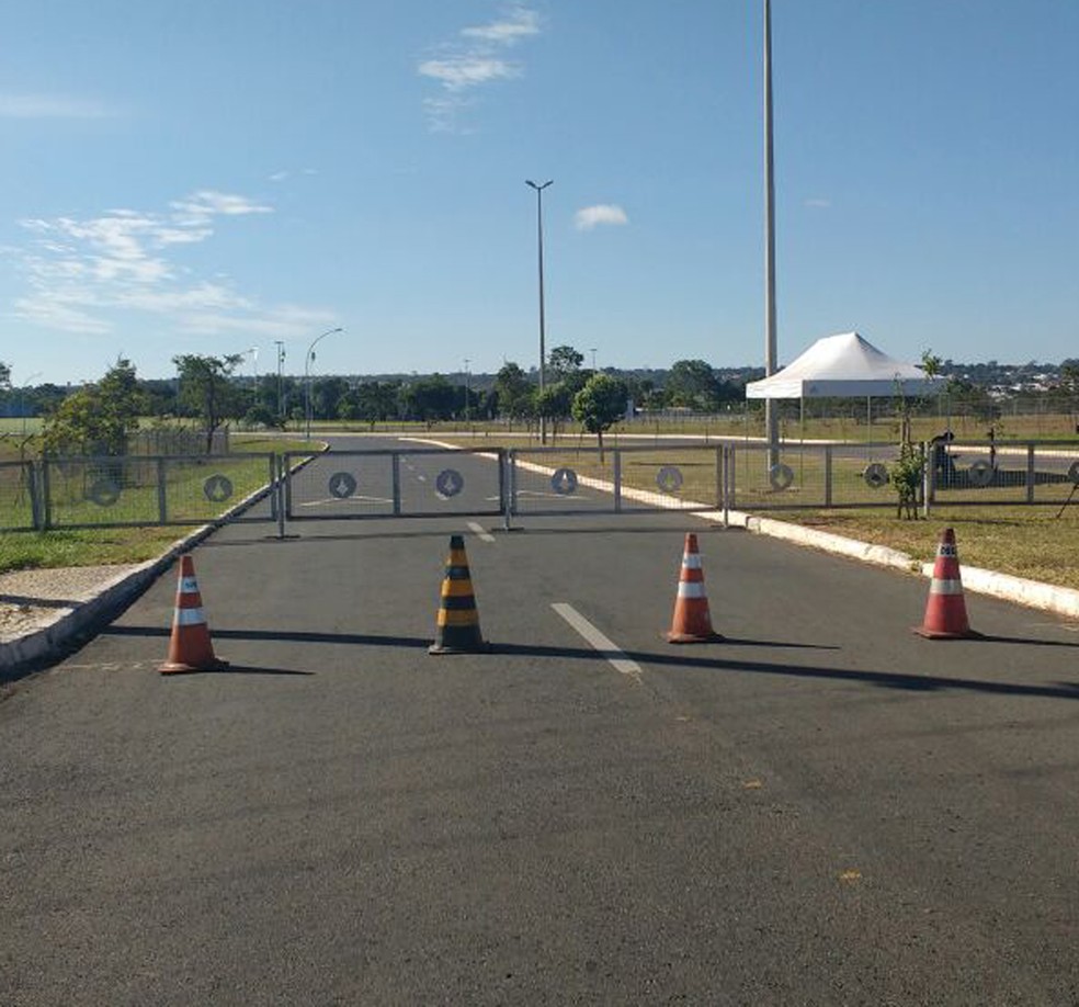 Em 2016, barreiras foram instaladas na avenida que leva ao Palácio da Alvorada — Foto: Beatriz Pataro/g1