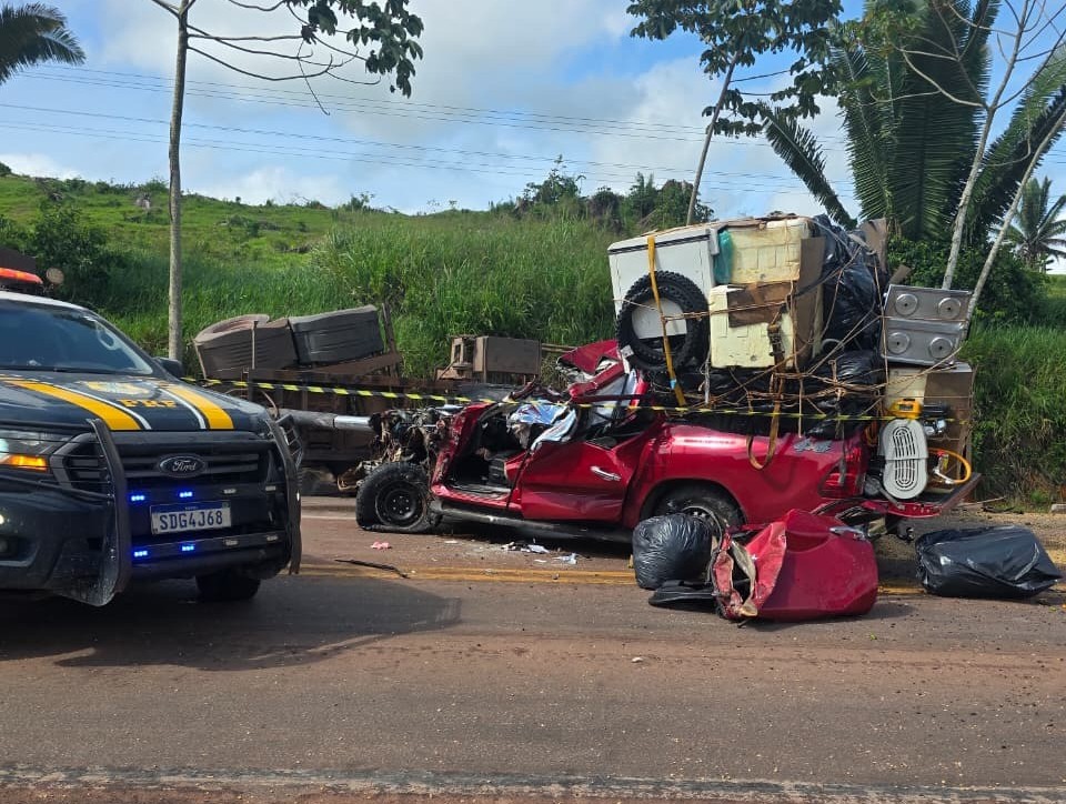 Mulher morre e homem fica preso às ferragens após acidente entre carreta e caminhonete na BR-163, no Pará