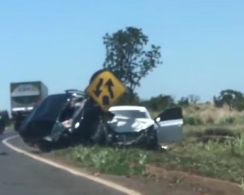 Criança de 3 anos e três adultos ficam gravemente feridos em acidente na BR-153