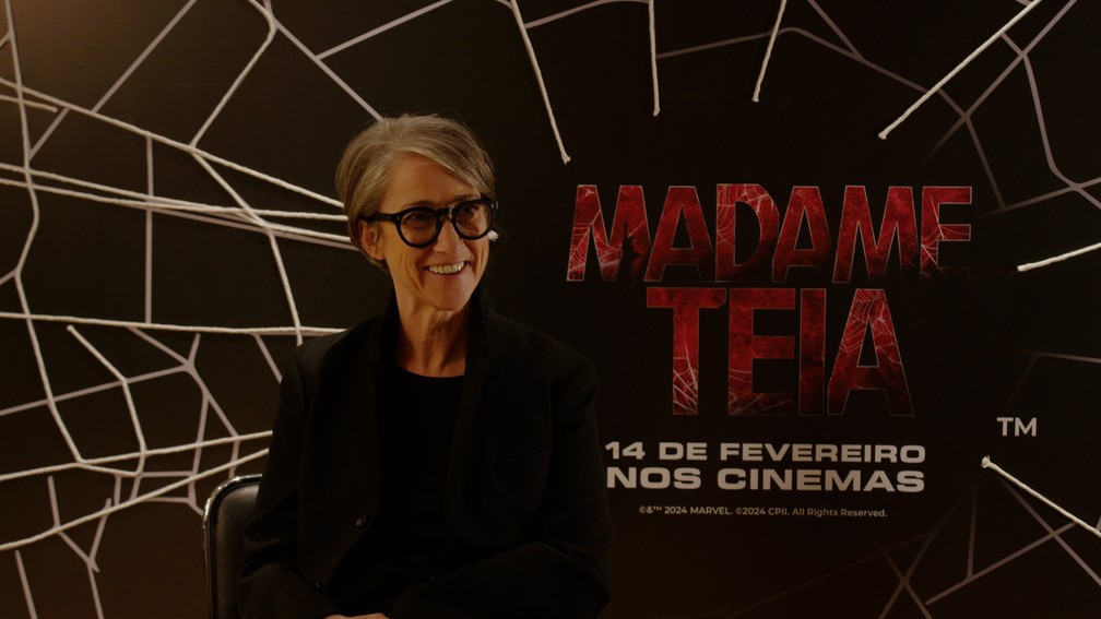 A diretora SJ Clarkson, durante sua passagem no Rio de Janeiro, para a divulga&ccedil;&atilde;o do filme 'Madame Teia' &mdash; Foto: Reprodu&ccedil;&atilde;o
