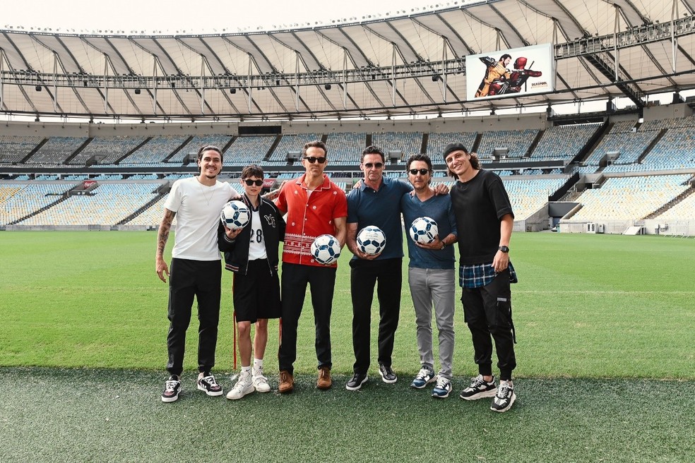 Pedro, Emma Corrin, Ryan Reynolds, Hugh Jackman, Shawn Levy e David Luiz no campo do Maracanã — Foto: Divulgação