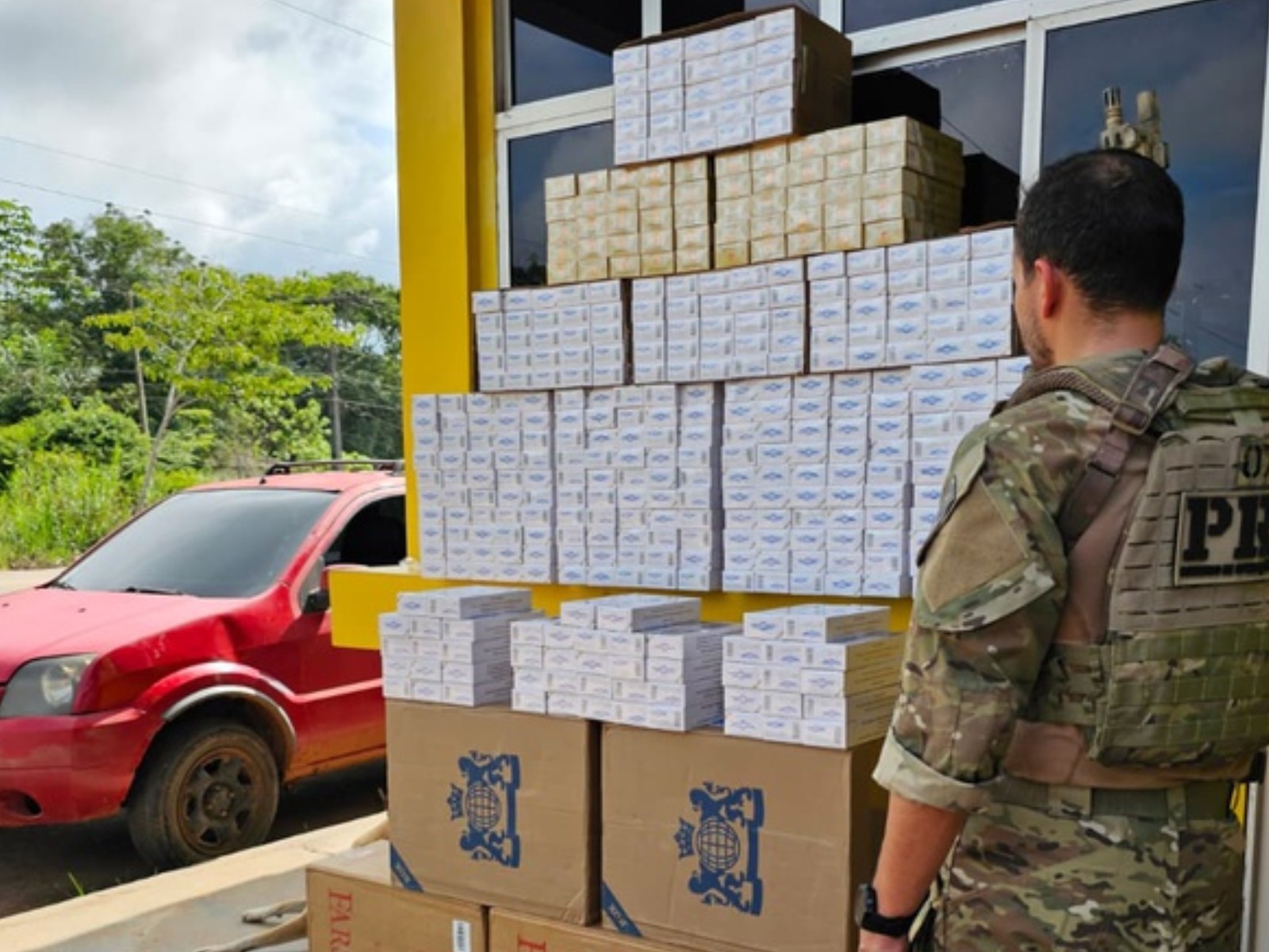 Três ações em sequência na BR-364 terminam com apreensão de 12 mil maços de cigarros no Acre