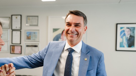Flávio Bolsonaro dedicou a maior parte da vida à política e segue passos do pai ao se candidatar à Presidência
