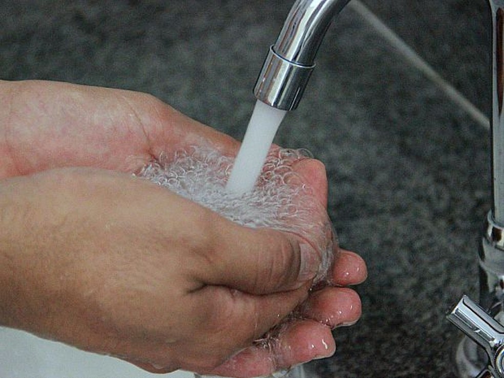 Hábitos caseiros fazem consumo de água subir 20% em Manaus  — Foto: Leandro Tapajós/G1 AM
