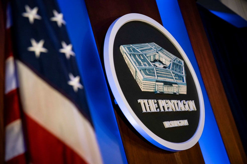 Logo do Pentágono é visto na sala de briefing do Departamento de Defesa americano em Arlington, na Virgínia. — Foto: Al Drago/Reuters