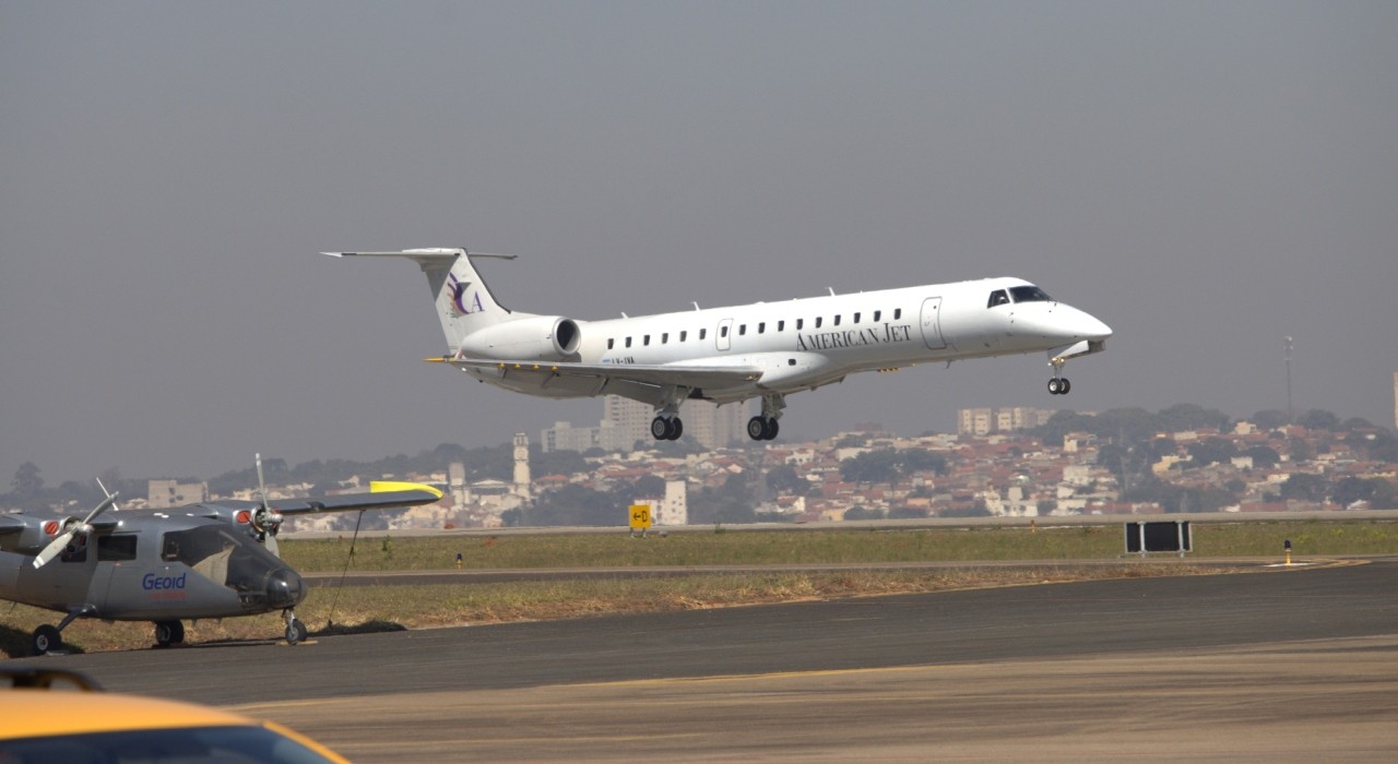 Aeronave argentina faz primeiro pouso internacional no aeroporto de Sorocaba 