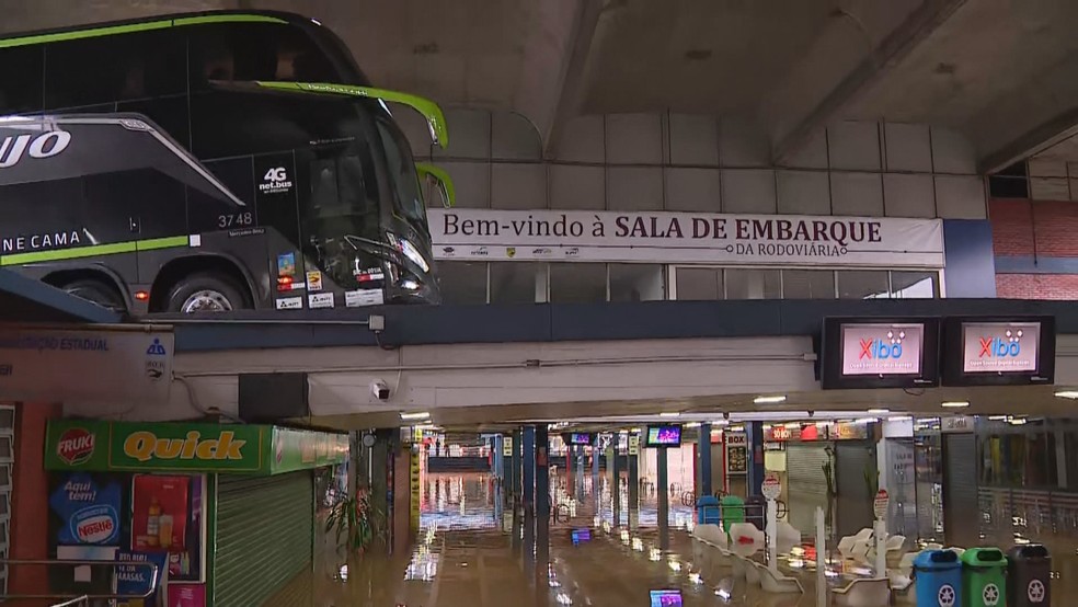 Temporal no RS: estação rodoviária de Porto Alegre alagada — Foto: Reprodução/RBS TV