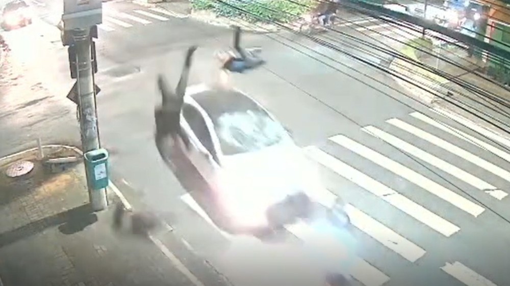 Piloto e garupa voam após batida entre moto e carro em cruzamento no Centro de Uberlândia
