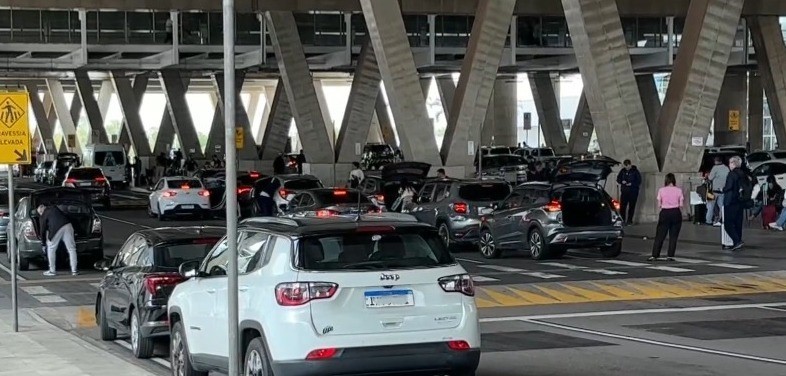 Viracopos: motoristas reclamam de carros parados em locais proibidos no aeroporto 