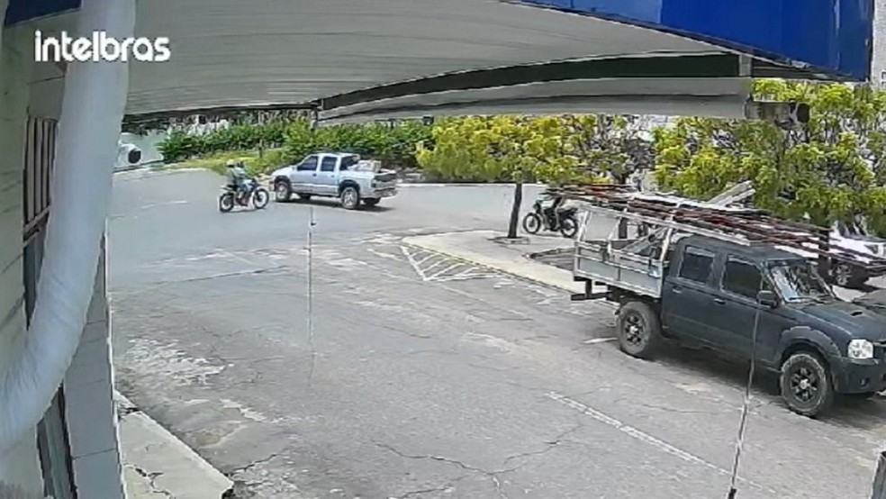 Idosa morre após moto bater na lateral de caminhonete em Iguatu. — Foto: Reprodução