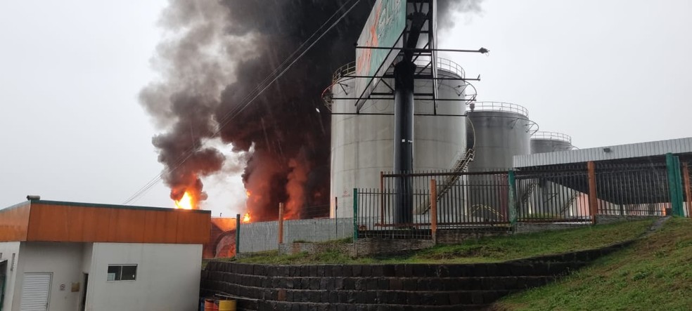 Segundo dia de incêndio em distribuidora de  combustível no Oeste de SC — Foto: Gabriel Guimarães/NSC TV