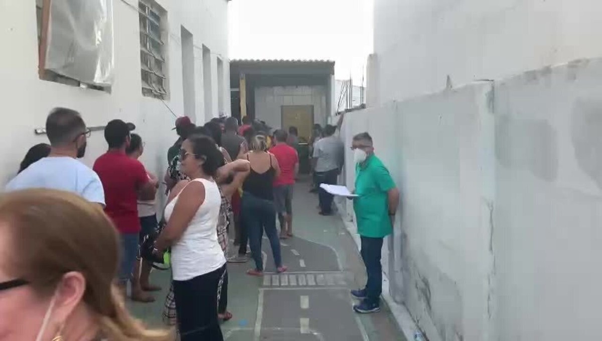 Locais De Votação Fecham Os Portões Com Milhares De Pessoas Nas Filas