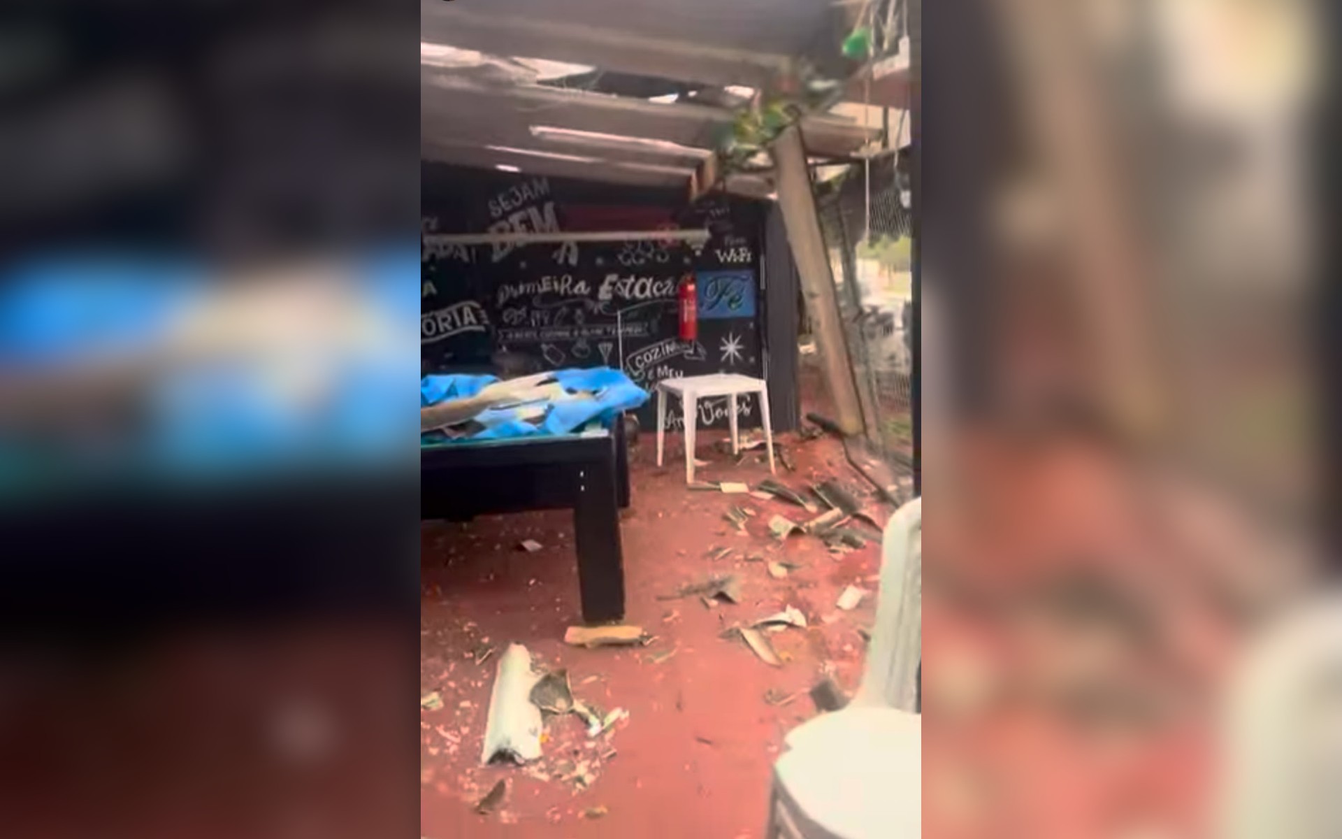 VÍDEO: vendaval atinge bar e arrasta cadeiras e galhos no interior de SP