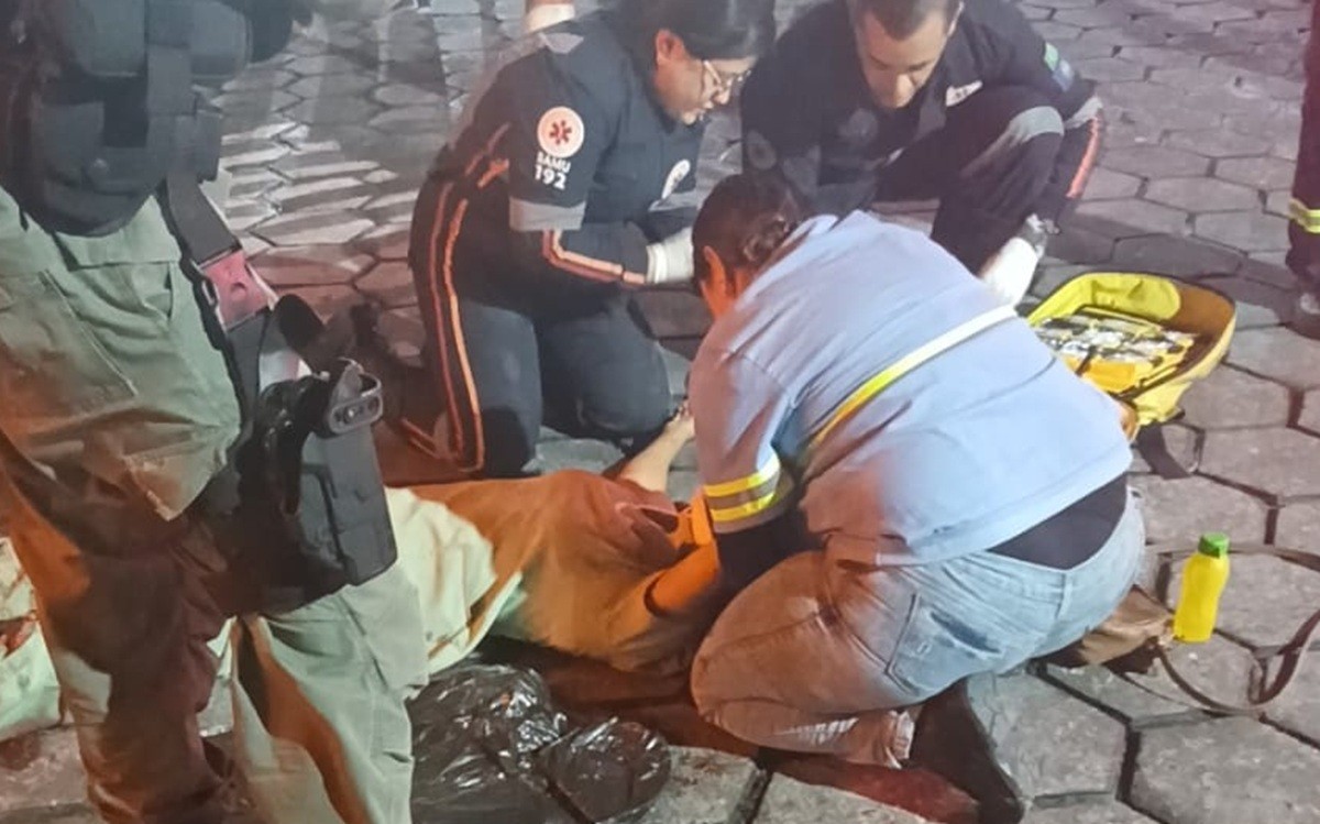 Mulher tem perna esmagada após ser atropelada por ônibus dentro de terminal no Recife