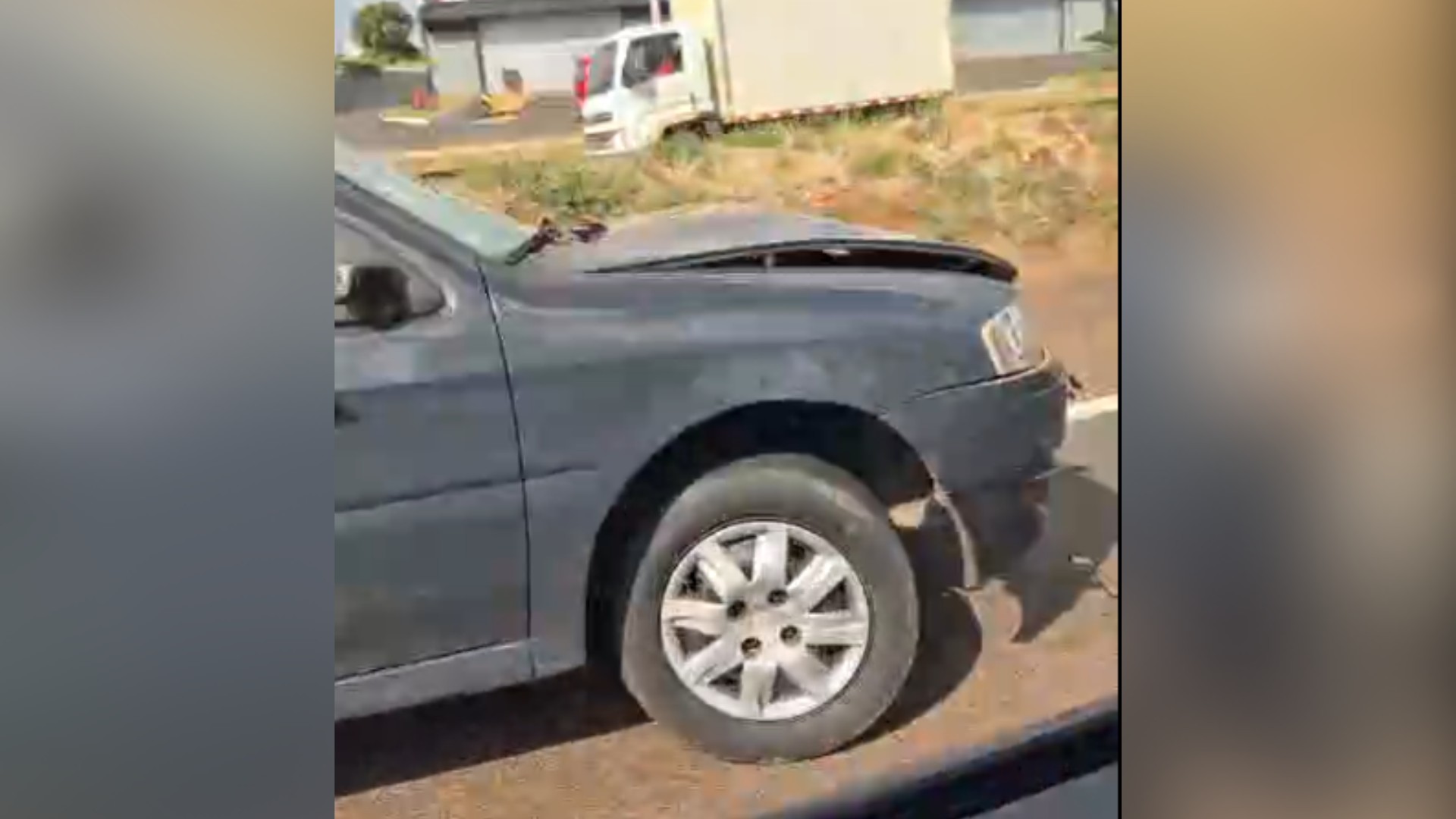 Motorista atropela duas mulheres, abandona carro e foge na BR-262 em Uberaba