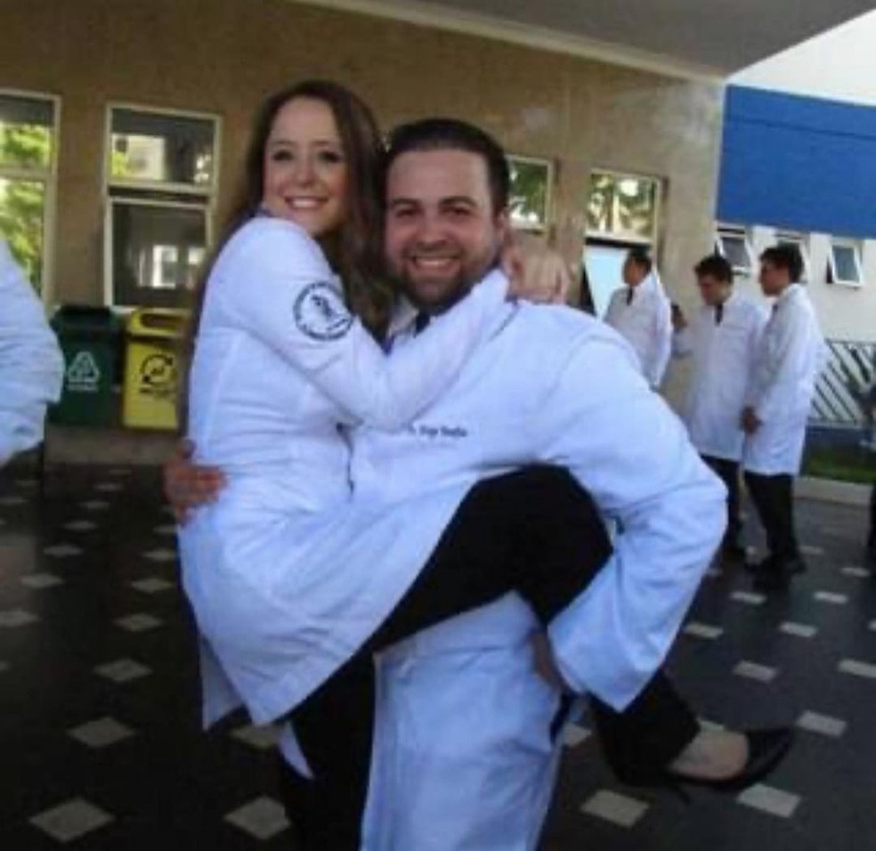 Médica Marcelle Cardoso (à esquerda) com o amigo e também médico Diego Bomfim (à direita) — Foto: Redes sociais