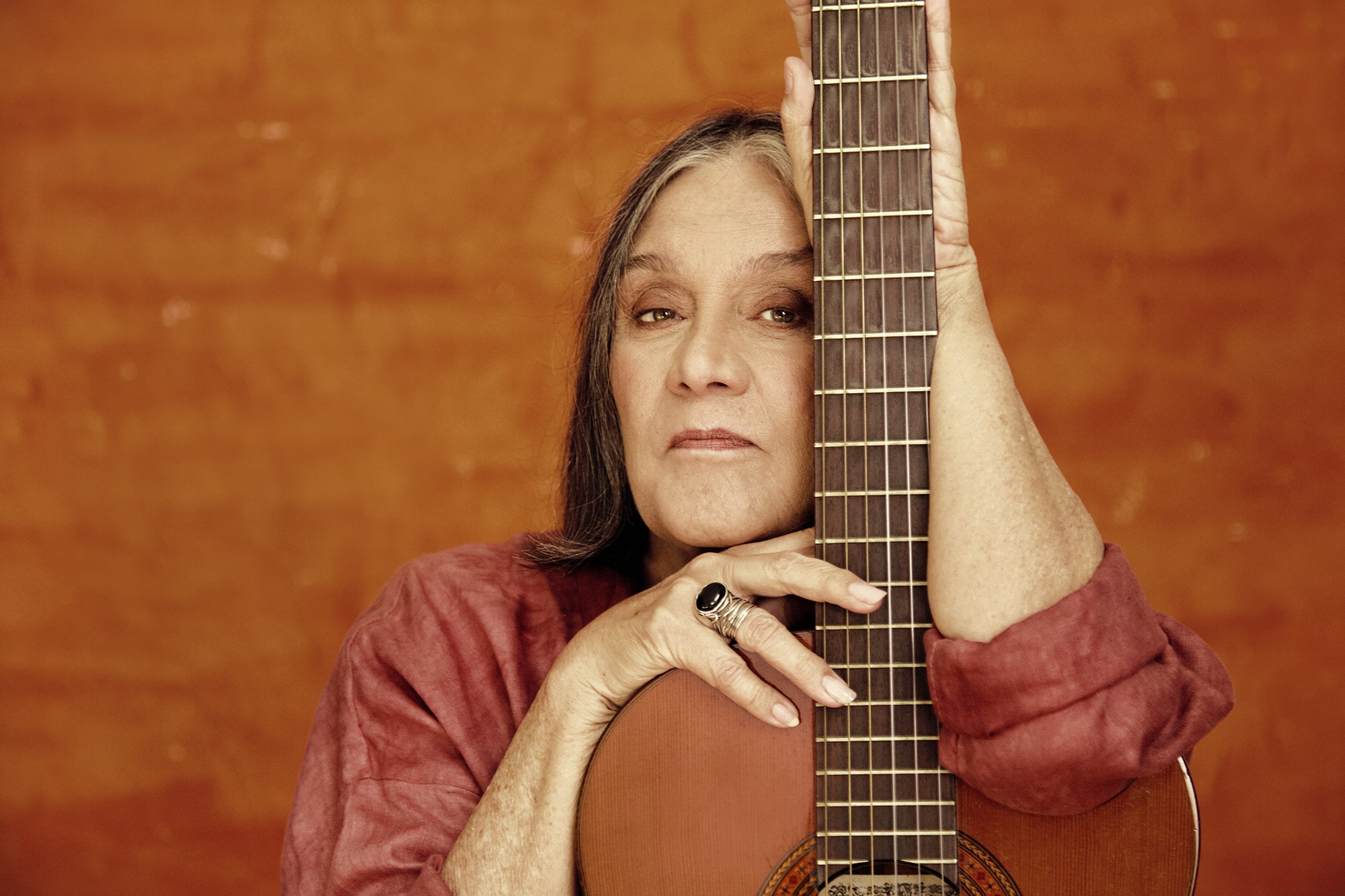 Joyce Moreno celebra Toninho Horta, canta samba de 1943 e revisita 'Aldeia de Ogum' no álbum 'Never too soon'