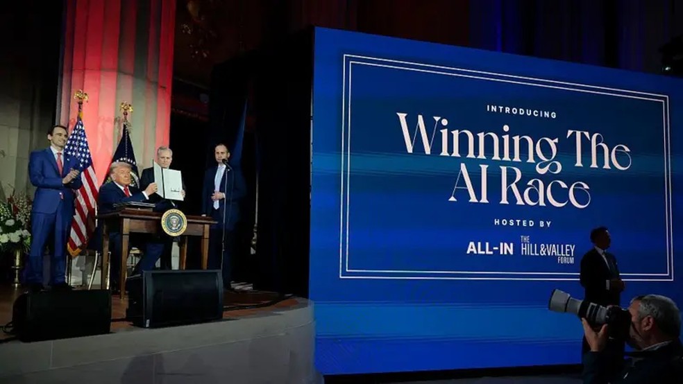 O presidente Donald Trump, que publica com frequ&ecirc;ncia conte&uacute;do sobre IA em sua plataforma Truth Social, defende que os EUA ven&ccedil;am a 'corrida da IA'. &mdash; Foto: Getty Images via BBC