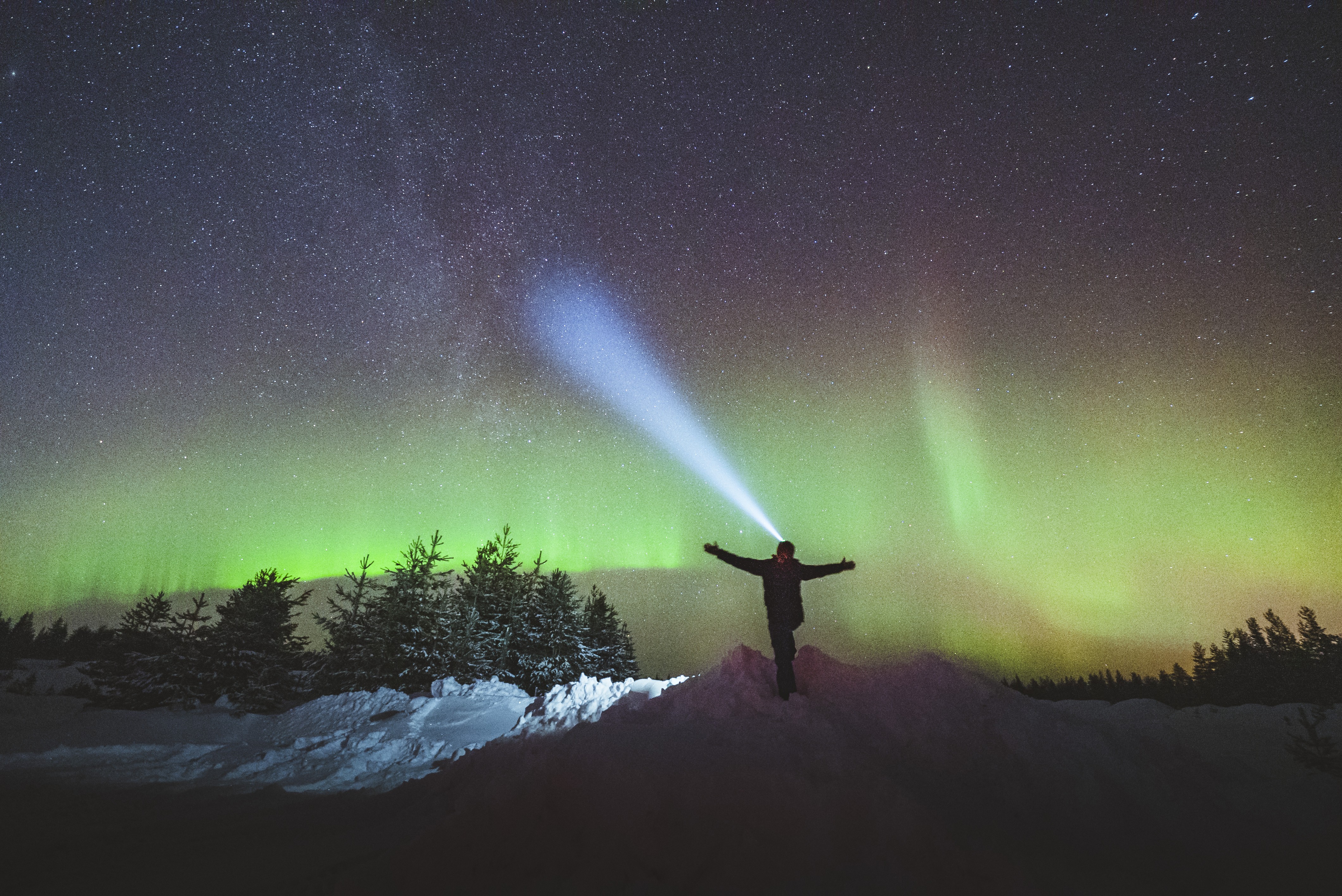 Fotógrafo brasileiro 'caçador de auroras boreais' coleciona registros do fenômeno e compartilha emoção: 'Cada experiência é única'