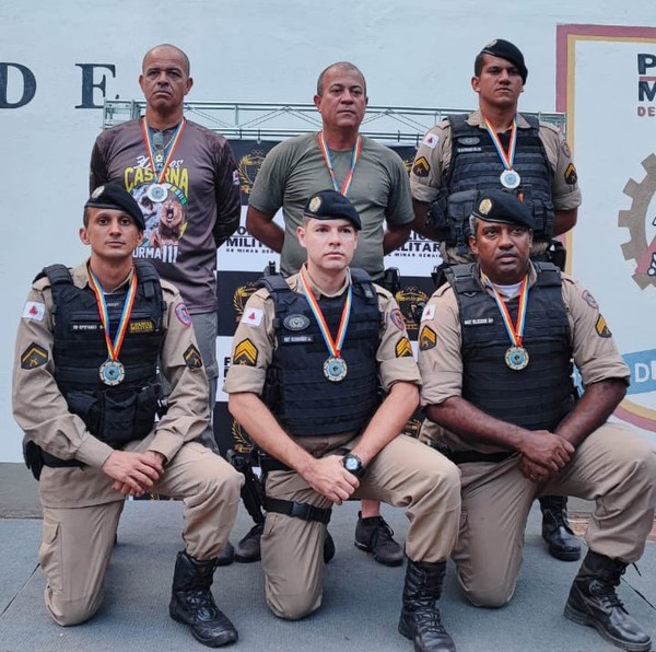 Militares premiados com medalha de prata — Foto: PMMG