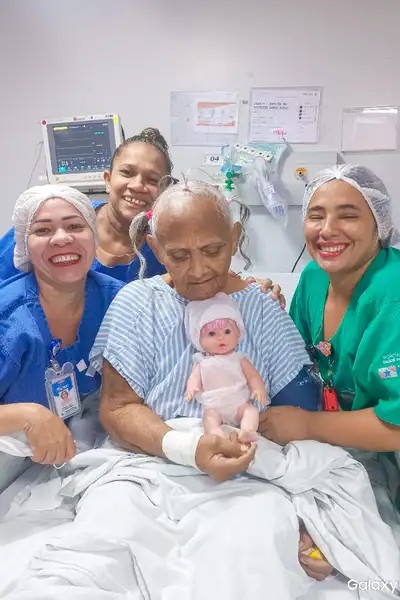 Idosa com Alzheimer leva boneca a centro cirúrgico e emociona equipe médica no Pará