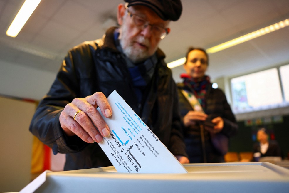 Eleitor deposita vota na urna. Alemanha tem eleição parlamentares neste domingo (23) — Foto: Nadja Wohlleben/Reuters
